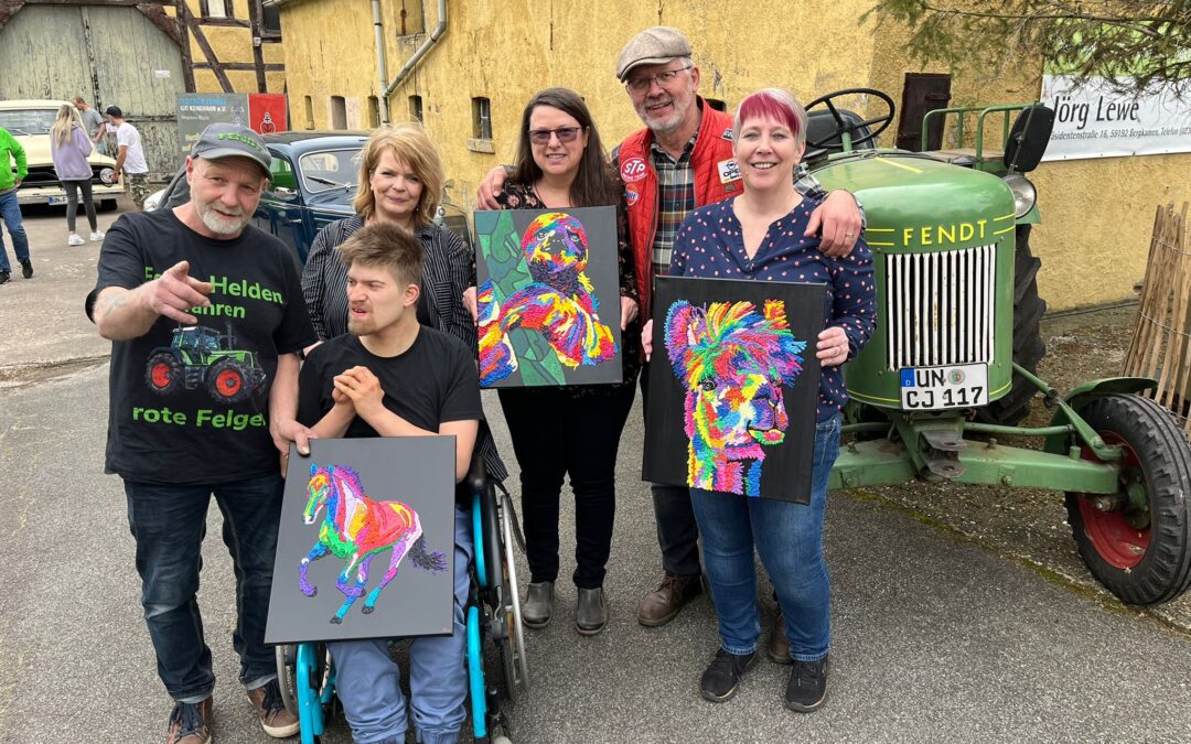 den zukünftigen WG–Bewohnern/innen des Projektes #wohnenohnehandicap tolle und eindrucksvolle Sandbilder von unserer Künstlerin Doris überreicht